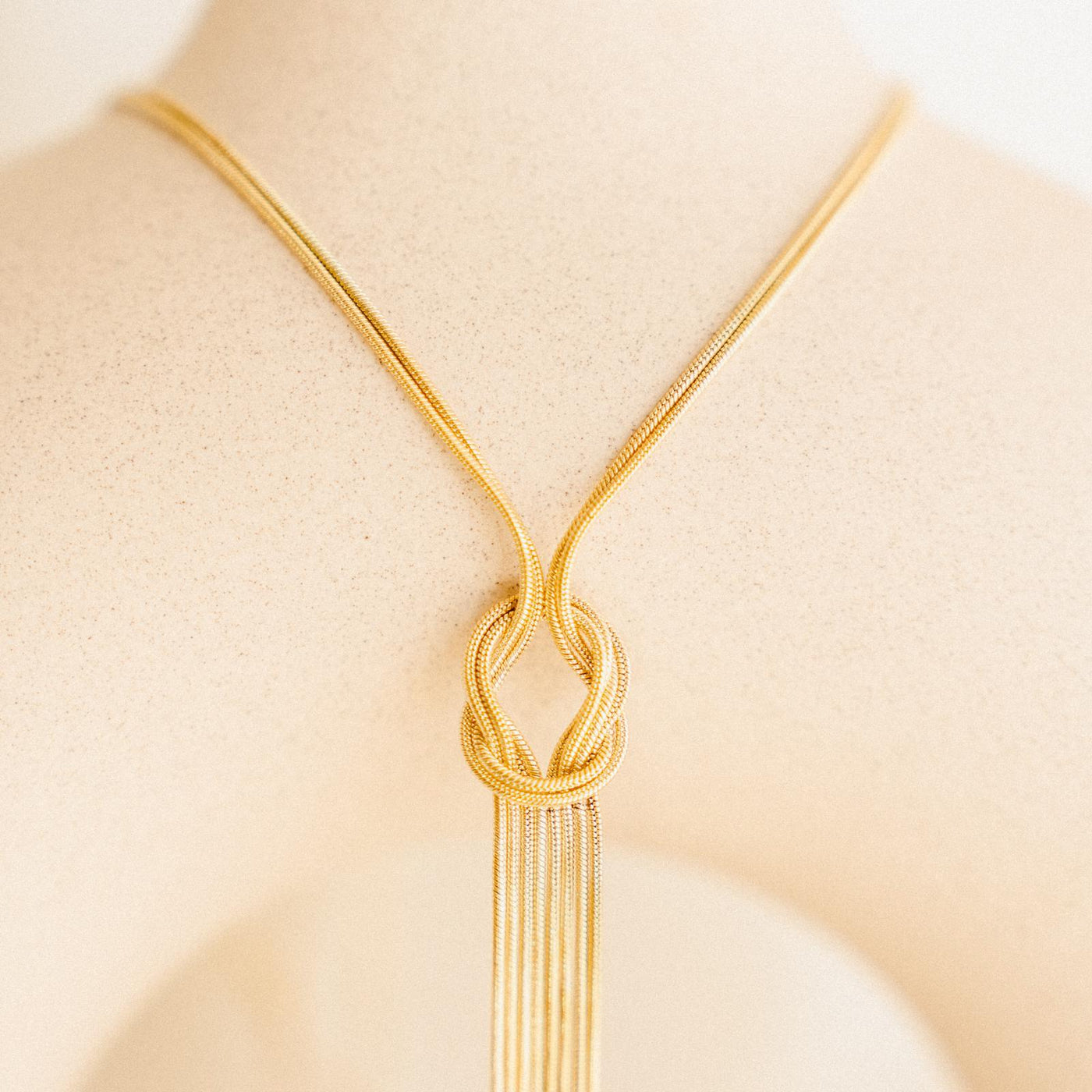 Collana con fili sottili in acciaio dorato